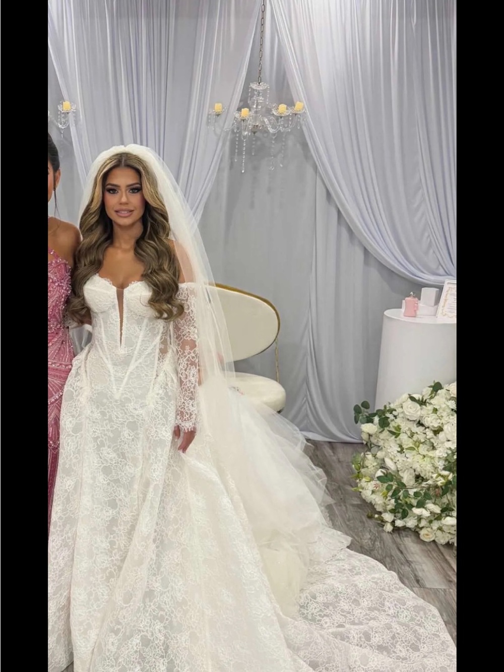 Elegant White Lace Long-Sleeve Bridal Gown with Sweetheart Neckline